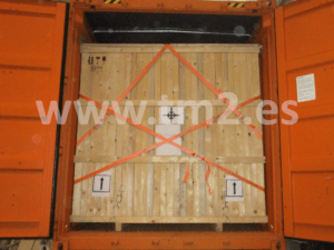gran caja de madera asegurada dentro de un contenedor