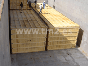 grandes contenedores de madera acondicionados para su transporte