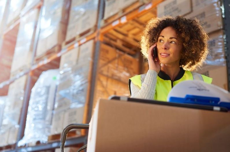 responsable de almacén encargándose de la gestión del inventario