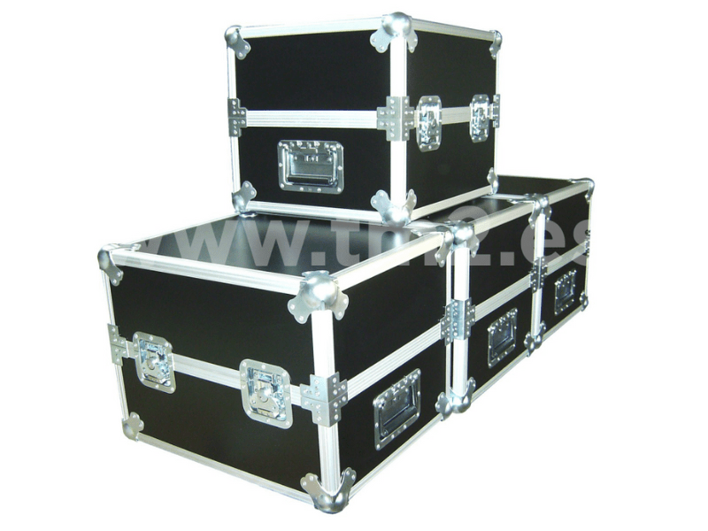 cajas técnicas negras apiladas