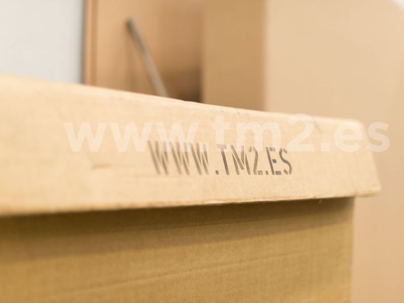 caja de cartón, detalle de la tapa cerrada