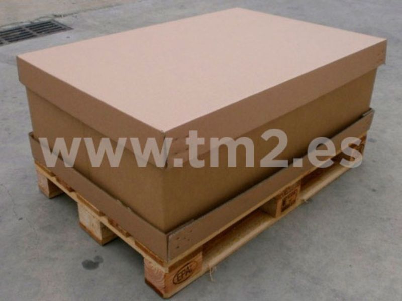 caja de cartón colocada sobre un palets