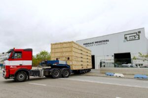 foto de un camión cargado con embalaje industrial saliendo de las instalaciones de Tm2 en el Port de Barcelona