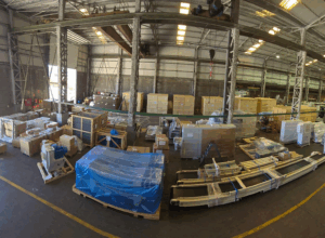 foto del interior de las instalaciones de Tm2. se pueden ver embalajes y retractilados en distintos puntos del proceso de trabajo